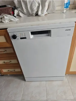 Y****