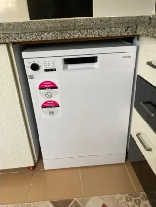 R****