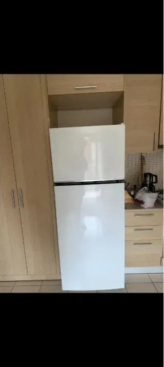 B****