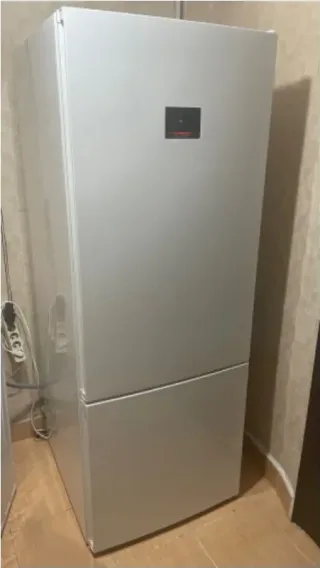 E***