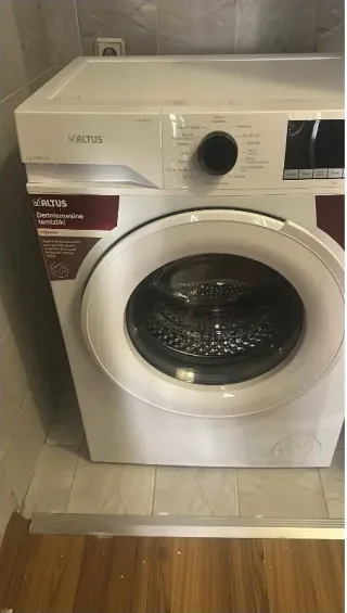 P****