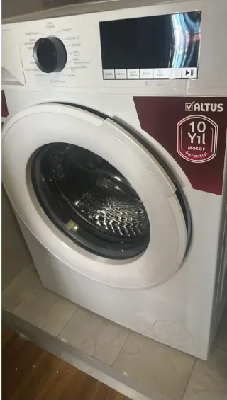P****