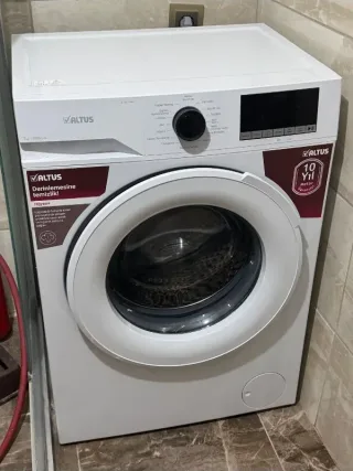 Y****