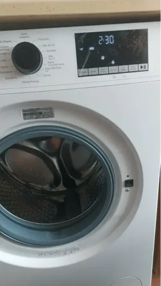 E***