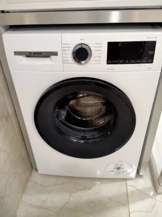y****