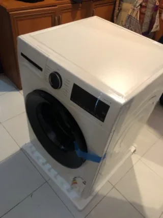 H****