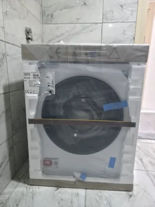 M****