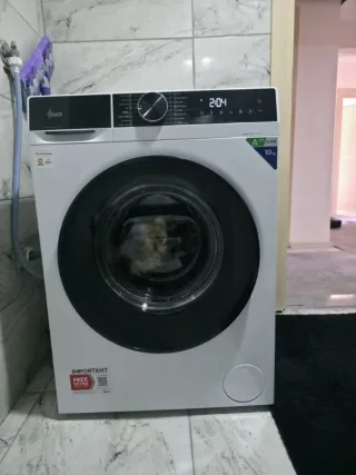 M****