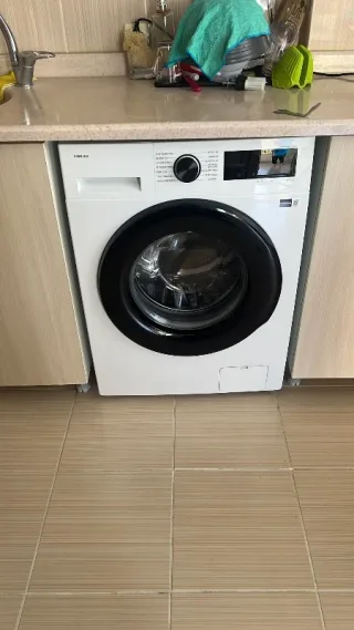 G****