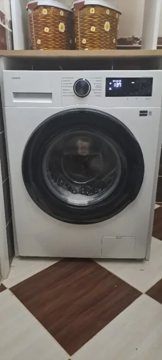 M****