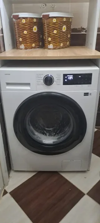 M****