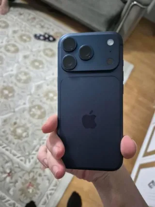 M****