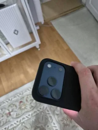 M****