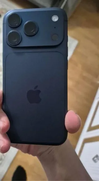 M****