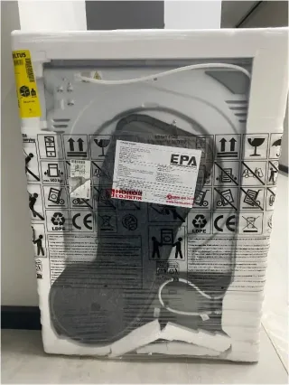 E***