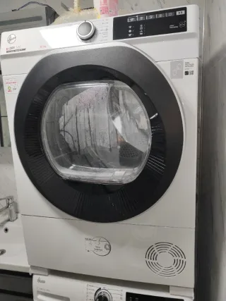 M****