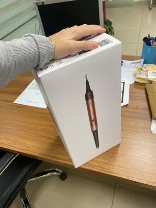 M****